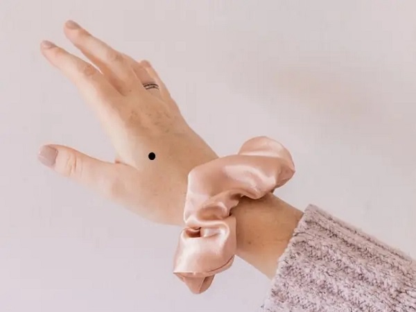 Vị trí nốt ruồi trên mu bàn tay trái phải nói lên điều gì?