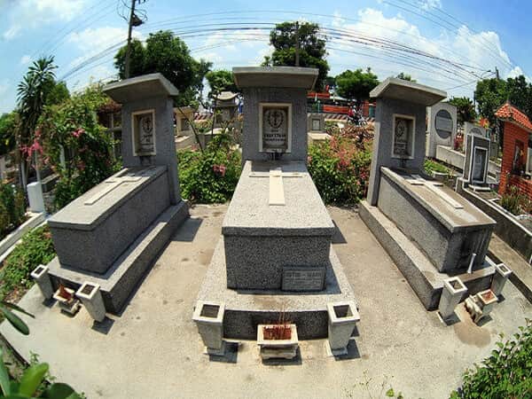 Mơ thấy 3 ngôi mộ cạnh nhau