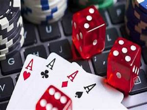 Mơ thấy bài có tứ quý đánh con gì?