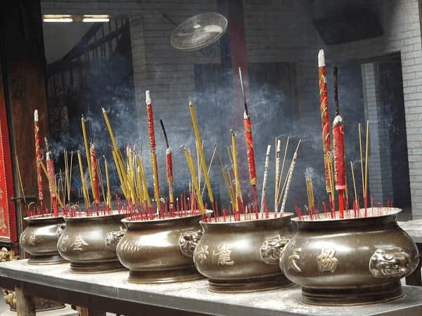Ngủ mê thấy nhiều bát hương nằm cạnh nhau