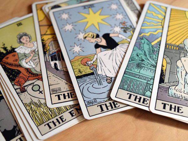 Ngẫu nhiên thấy bộ bài tarot cổ liệu có điềm không lành?