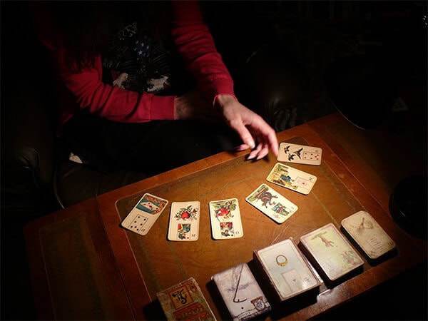 Ngẫu nhiên thấy bộ bài tarot cổ liệu có điềm không lành?