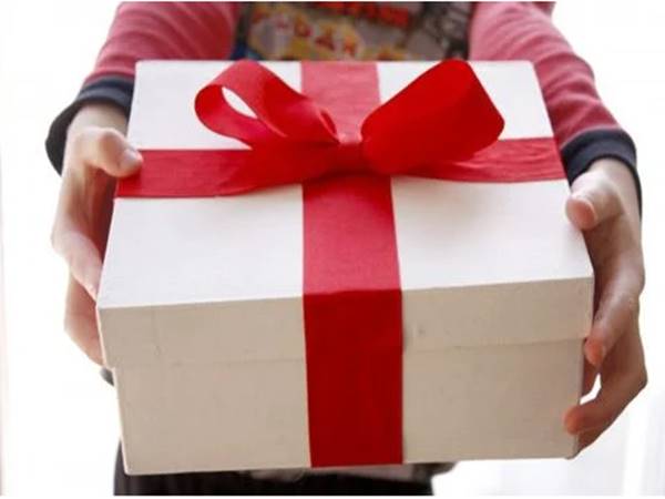 Mơ thấy được tặng quà là điềm gì có số nào may mắn