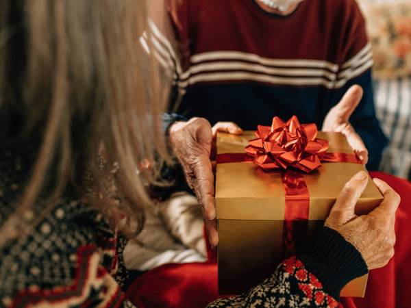 Mơ thấy được tặng quà là điềm gì có số nào may mắn