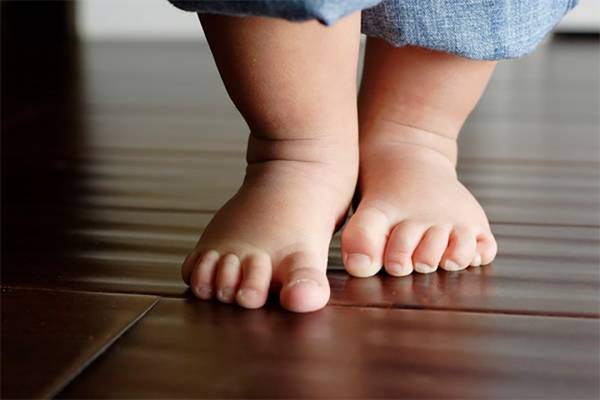 Ngủ mê thấy đi chân đất trong nhà