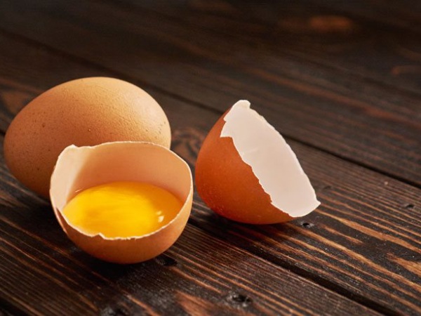 Mơ thấy trứng vỡ nhưng bên trong có vật lạ