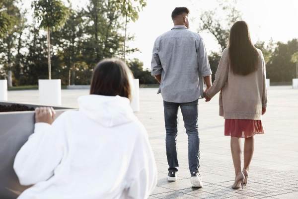 Nằm mơ thấy chồng đang giấu giếm mối quan hệ với người khác