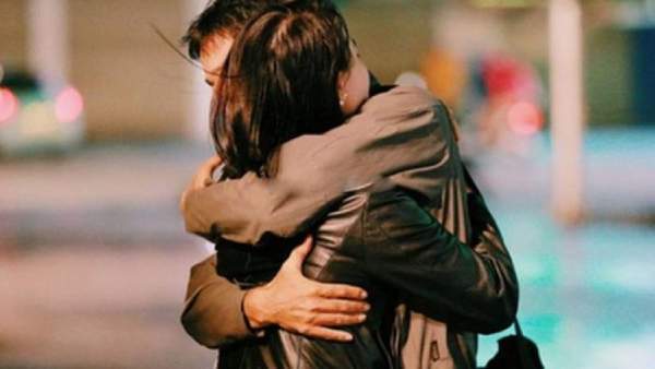 Nằm mơ thấy người quen cười với bạn