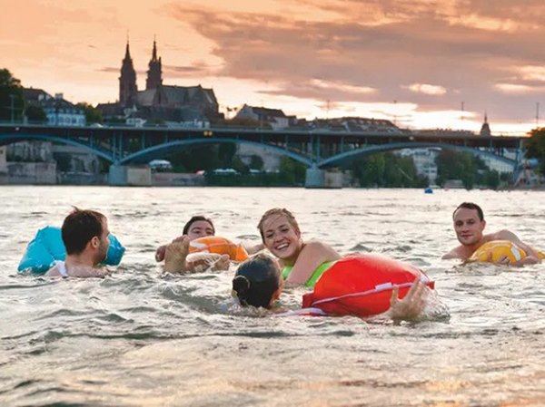 Nằm mơ thấy mình bơi qua sông có ý nghĩa gì, như thế nào?