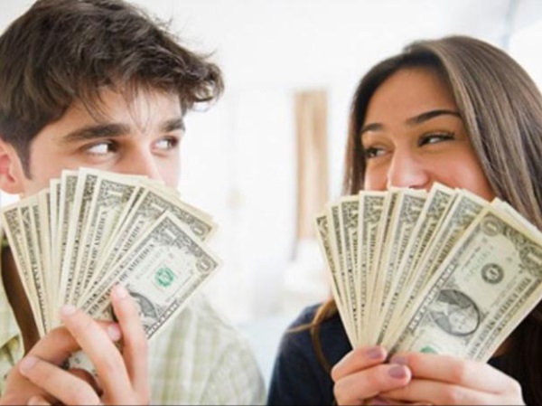 Nằm mơ thấy mình đưa tiền cho người khác là điềm gì?