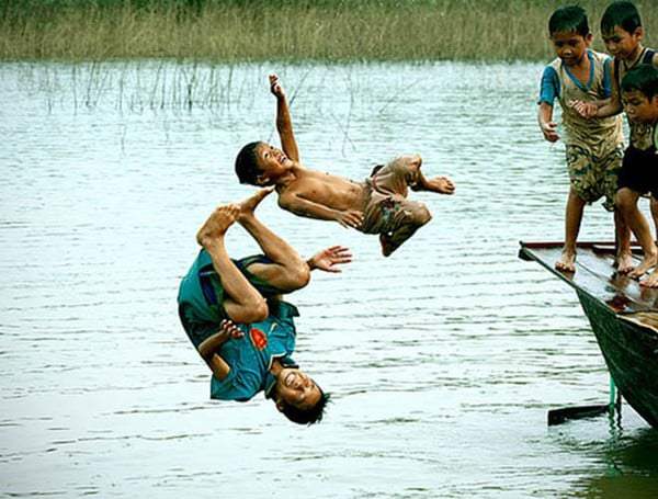 Mơ thấy tắm sông trong mùa mưa bão