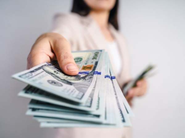 Mơ thấy người khác cho tiền nhưng bạn từ chối